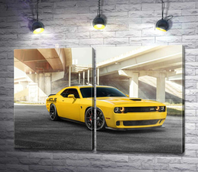 Желтый автомобиль Dodge Challenger Hellcat остановился под мостом