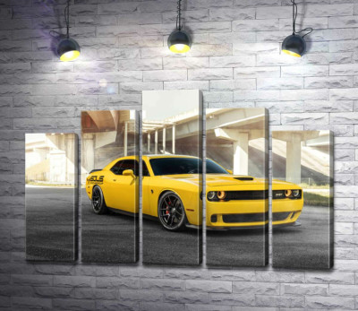 Модульная картина "Желтый автомобиль Dodge Challenger Hellcat остановился под мостом"