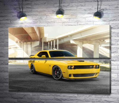 Модульная картина "Желтый автомобиль Dodge Challenger Hellcat остановился под мостом"
