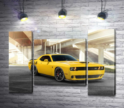 Модульна картина "Жовтий автомобіль Dodge Challenger Hellcat зупинився під мостом"