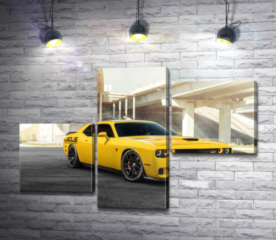 Модульная картина "Желтый автомобиль Dodge Challenger Hellcat остановился под мостом"