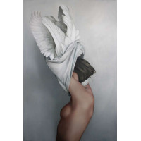 Белые крылья на голове девушки – Эми Джадд (Amy Judd)