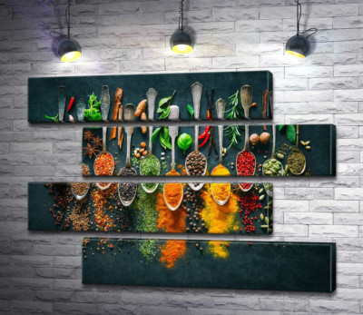 Яркие ряды специй между ложками