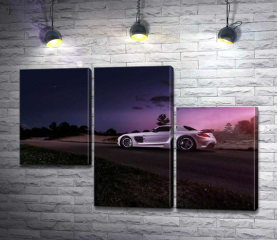 Белая модель автомобиля Mercedes-Benz SLS AMG в фиолетовых сумерках