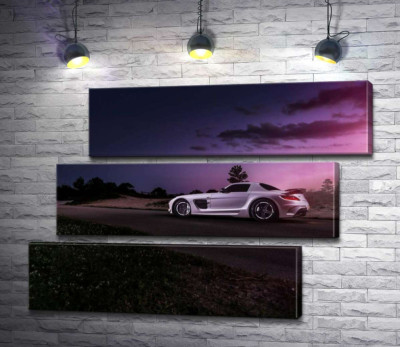 Модульна картина "Біла модель автомобіля Mercedes-Benz SLS AMG у фіолетових сутінках"