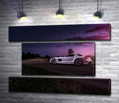 Белая модель автомобиля Mercedes-Benz SLS AMG в фиолетовых сумерках