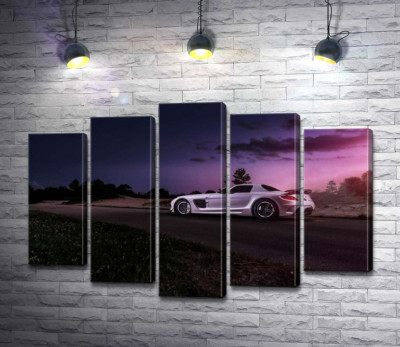 Біла модель автомобіля Mercedes-Benz SLS AMG у фіолетових сутінках