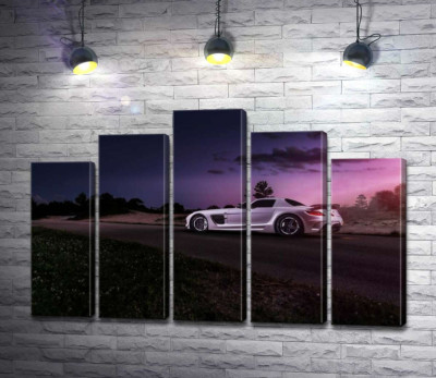 Біла модель автомобіля Mercedes-Benz SLS AMG у фіолетових сутінках
