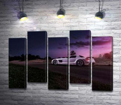 Белая модель автомобиля Mercedes-Benz SLS AMG в фиолетовых сумерках