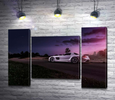 Біла модель автомобіля Mercedes-Benz SLS AMG у фіолетових сутінках