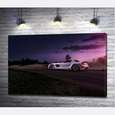 Біла модель автомобіля Mercedes-Benz SLS AMG у фіолетових сутінках