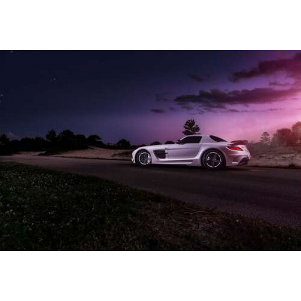 Біла модель автомобіля Mercedes-Benz SLS AMG у фіолетових сутінках