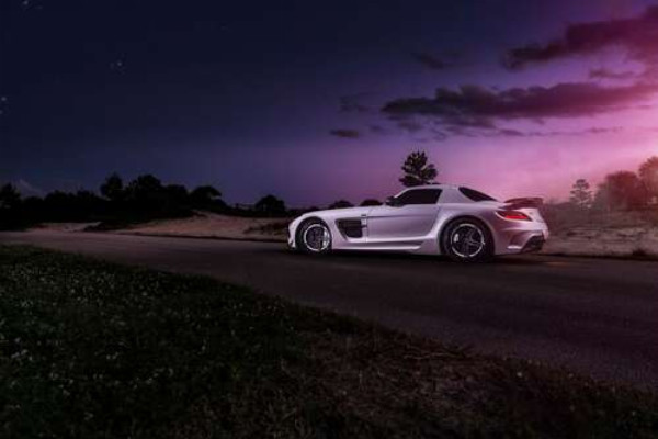 Белая модель автомобиля Mercedes-Benz SLS AMG в фиолетовых сумерках