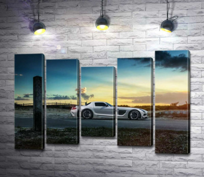 Модульна картина "Mercedes-Benz SLS AMG на польовій дорозі "