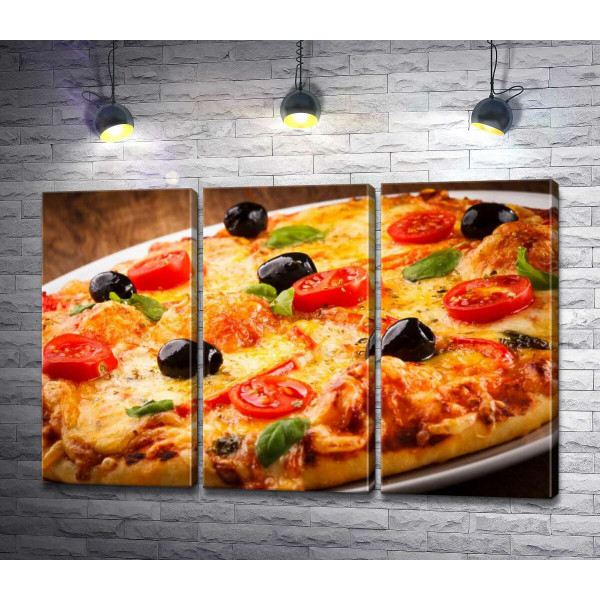 Пицца с оливками, помидорами и базиликом на хрустящей сырной корочке