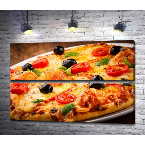 Піца з маслинами, помідорами та базиліком на хрусткій сирній скоринці