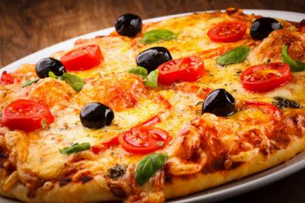 Піца з маслинами, помідорами та базиліком на хрусткій сирній скоринці