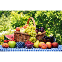 Летняя корзина фруктов и ягод