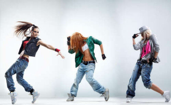 Хип-хоп танцовщицы в движении