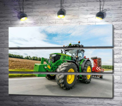 Американский зеленый трактор компании "John Deere"
