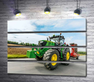 Американский зеленый трактор компании "John Deere"