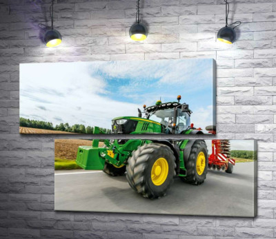 Американський зелений трактор компанії "John Deere"