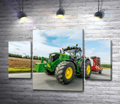 Американский зеленый трактор компании "John Deere"