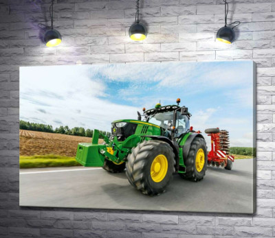 Американский зеленый трактор компании "John Deere"