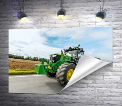 Американский зеленый трактор компании "John Deere"