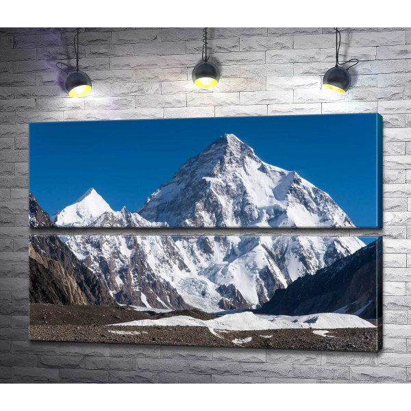 Снежный пик горы Чогори в Гималаях