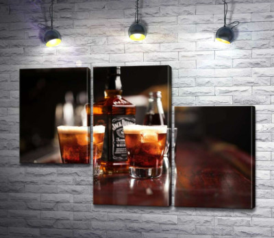 Модульная картина "Насыщенный цвет виски "Jack Daniel's" в стаканах"