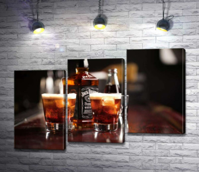 Модульна картина "Насичений колір віскі "Jack Daniel's" в склянках"