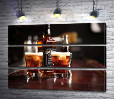 Насичений колір віскі "Jack Daniel's" в склянках