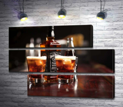 Модульная картина "Насыщенный цвет виски "Jack Daniel's" в стаканах"