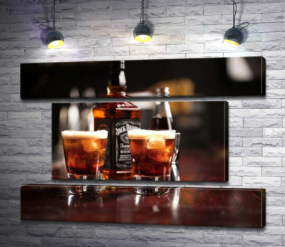 Модульная картина "Насыщенный цвет виски "Jack Daniel's" в стаканах"