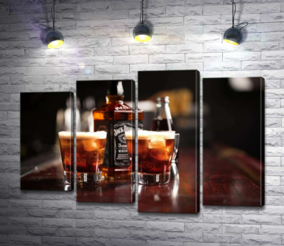Модульная картина "Насыщенный цвет виски "Jack Daniel's" в стаканах"