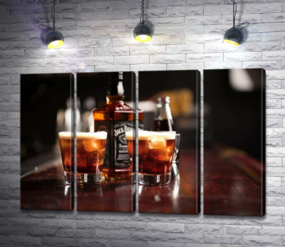 Насичений колір віскі "Jack Daniel's" в склянках