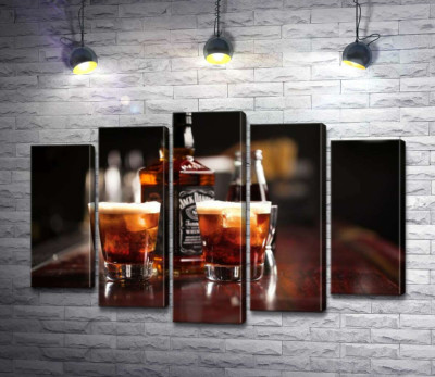 Насыщенный цвет виски "Jack Daniel's" в стаканах