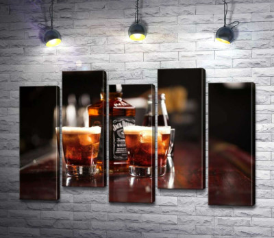 Модульная картина "Насыщенный цвет виски "Jack Daniel's" в стаканах"