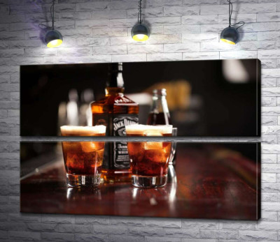 Насичений колір віскі "Jack Daniel's" в склянках
