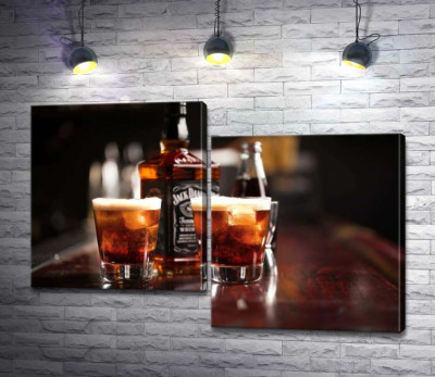 Модульная картина "Насыщенный цвет виски "Jack Daniel's" в стаканах"