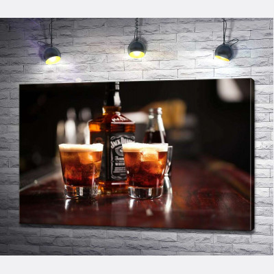 Насичений колір віскі "Jack Daniel's" в склянках
