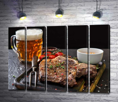 Модульная картина "Мясо со специями на закуску к бокалу пенистого пива"