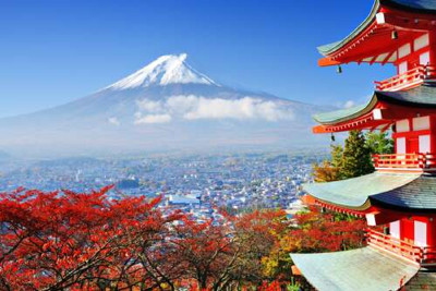 Осенний вид на гору Фудзи (Mount Fuji) рядом с живописным зданием пагоды