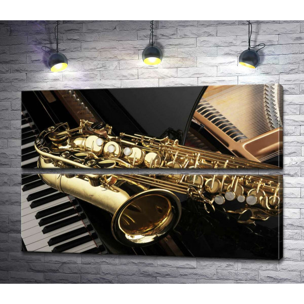 Золотий силует саксофона контрастує з чорною поверхнею рояля