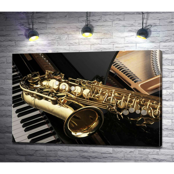 Золотой силуэт саксофона контрастирует с черной поверхностью рояля