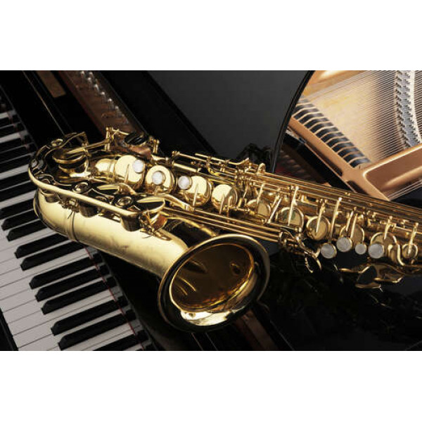 Золотий силует саксофона контрастує з чорною поверхнею рояля