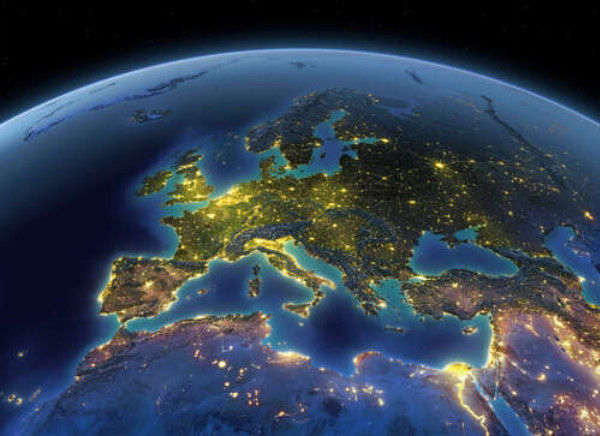 Ночное сияние городов Европы из космоса