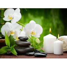 Отдых в спа салоне среди орхидей, свечей и камней