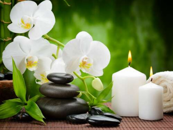 Відпочинок у спа салоні серед орхідей, свічок та каміння